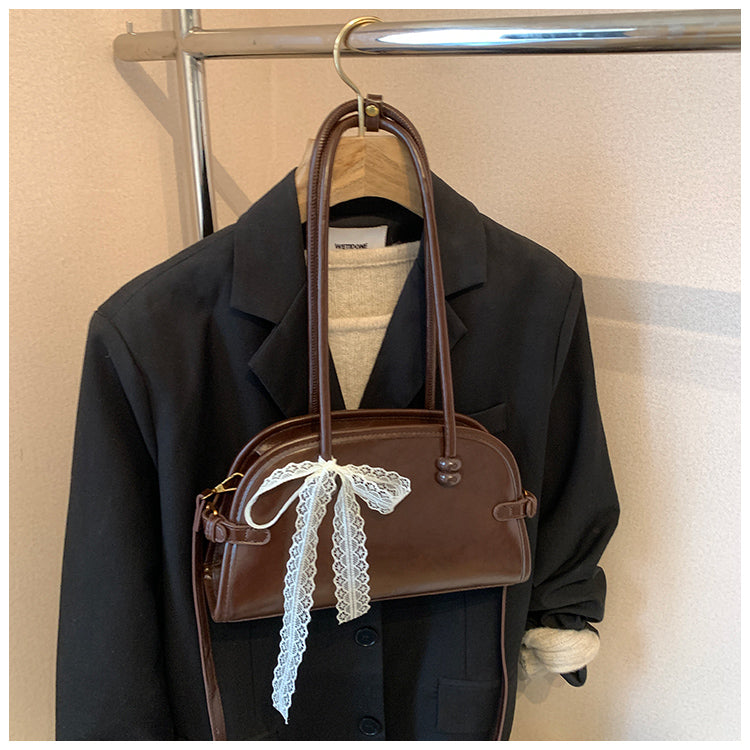 Fashionable high-quality shoulder bag with butterfly pendant, simple and casual messenger bag