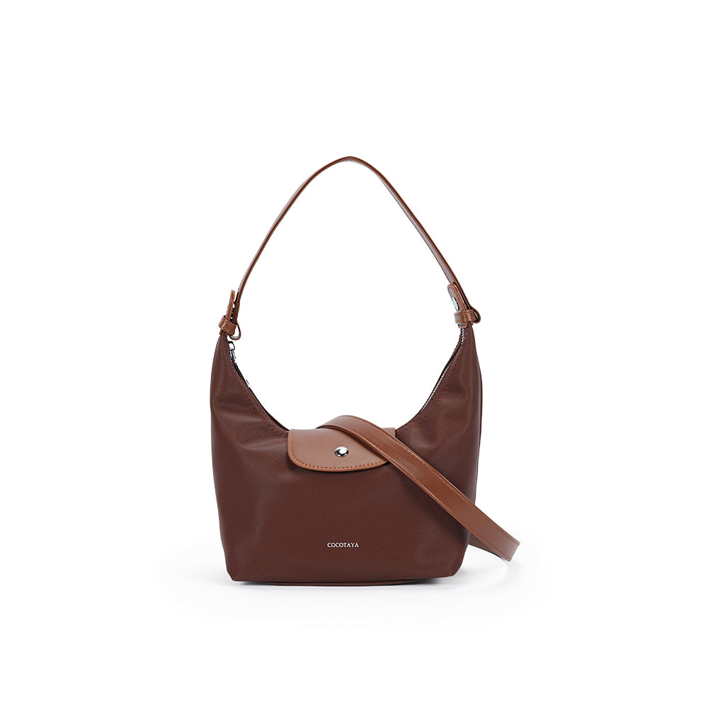 (COCOTAYA)Vintage leather underarm bag with delicate zipper and magnetic closure.