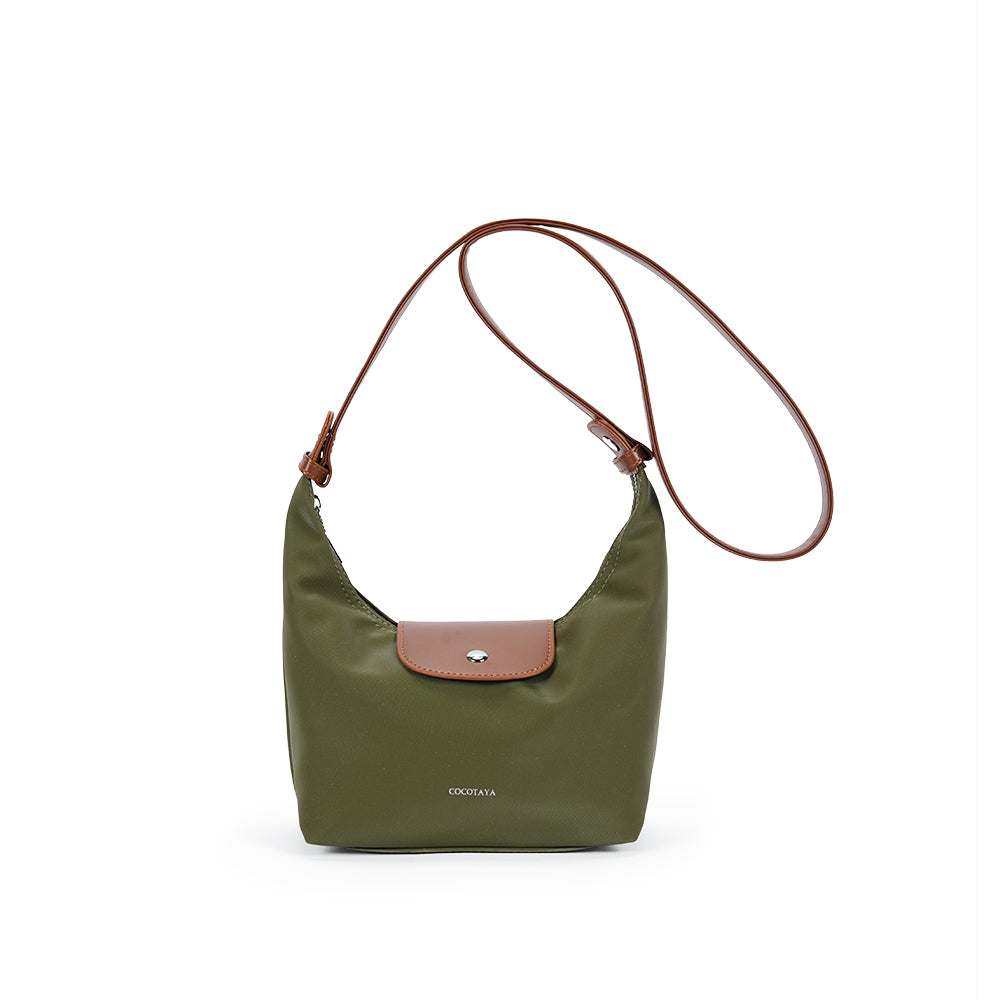 (COCOTAYA)Vintage leather underarm bag with delicate zipper and magnetic closure.