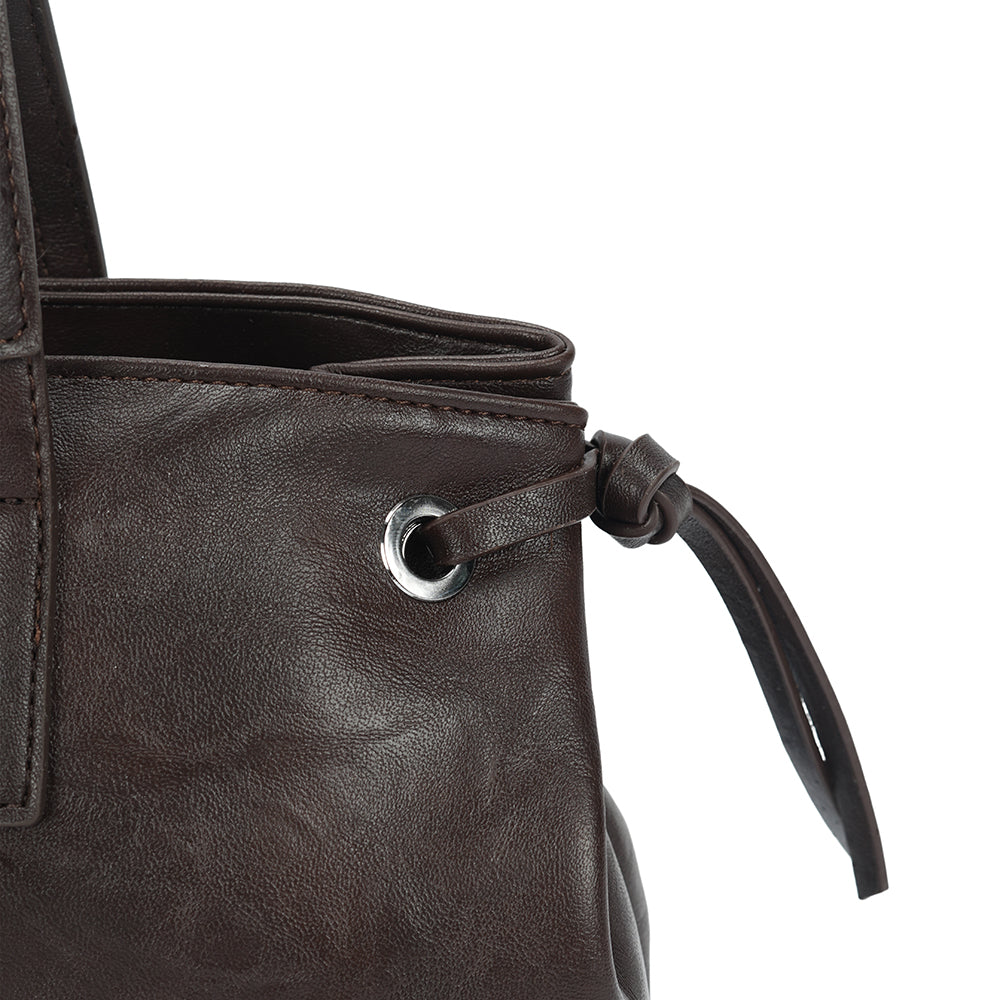(COCOTAYA)Vintage-style drawstring tote bag in waxed leather with a suede finish.