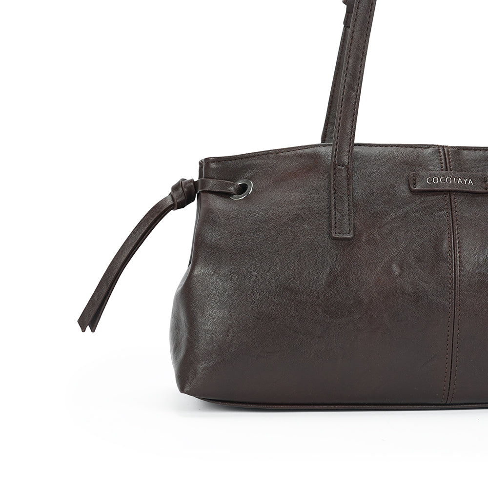 (COCOTAYA)Vintage-style drawstring tote bag in waxed leather with a suede finish.