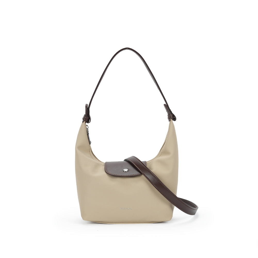 (COCOTAYA)Vintage leather underarm bag with delicate zipper and magnetic closure.