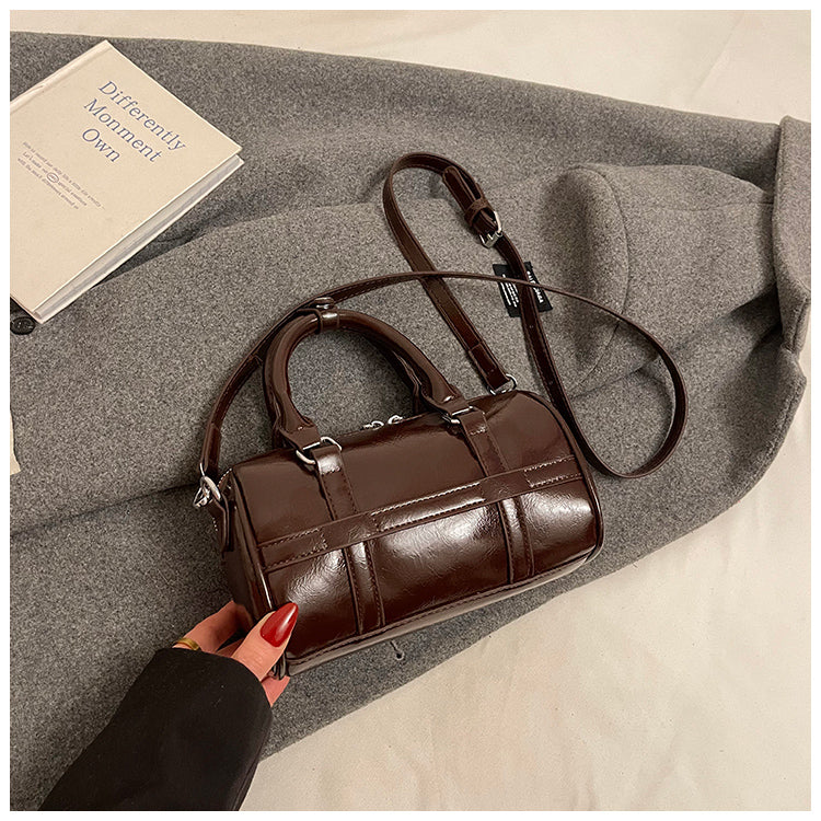 Fashionable and versatile handbag, simple solid color commuter messenger bag for women