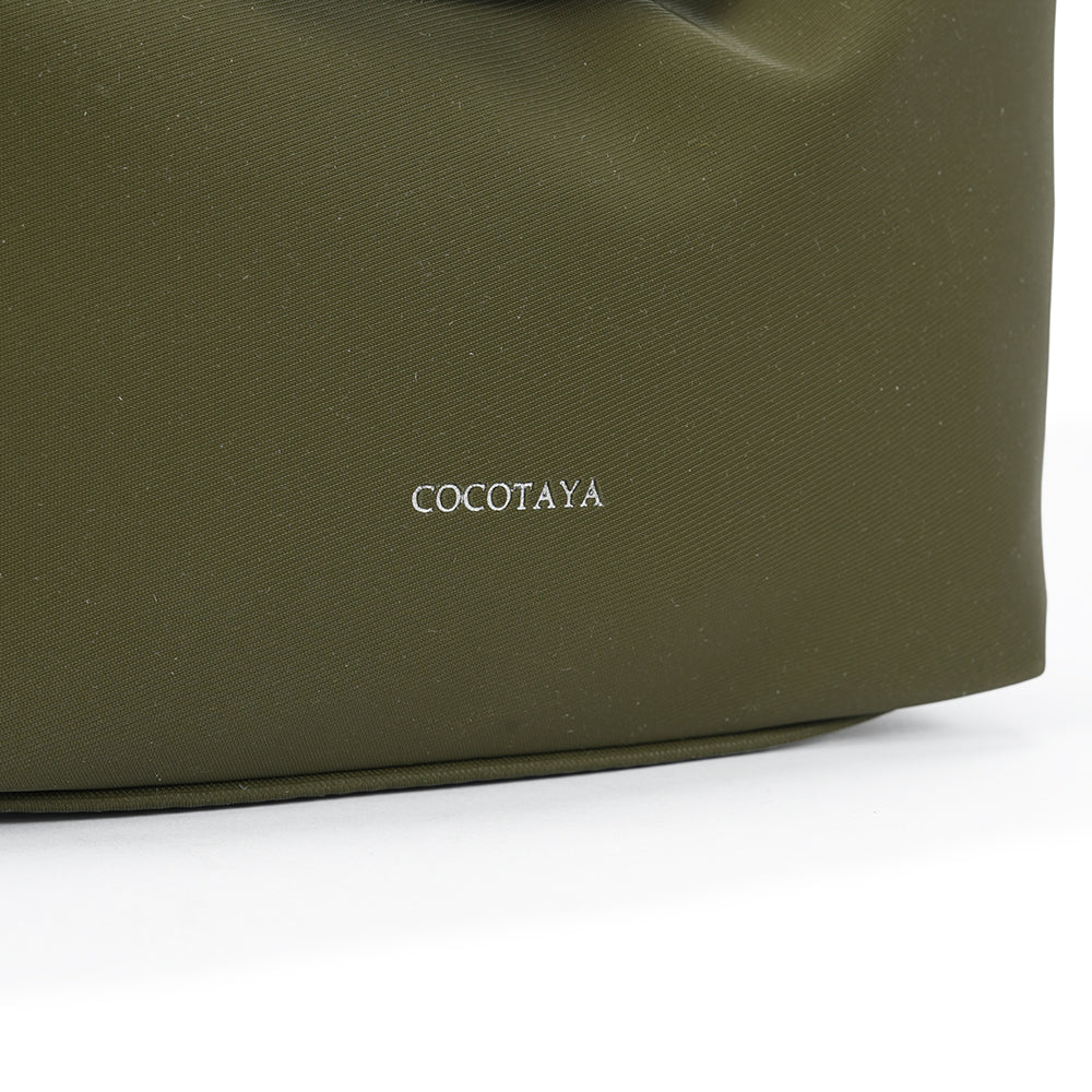 (COCOTAYA)Vintage leather underarm bag with delicate zipper and magnetic closure.