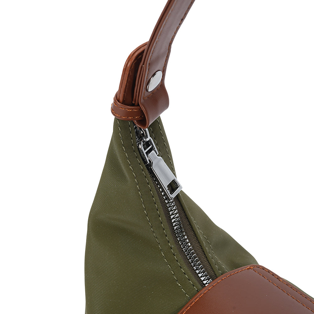 (COCOTAYA)Vintage leather underarm bag with delicate zipper and magnetic closure.