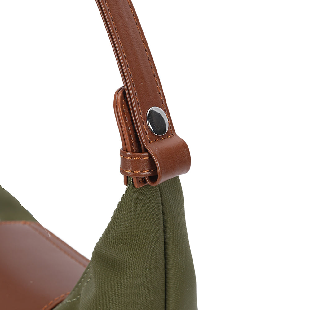 (COCOTAYA)Vintage leather underarm bag with delicate zipper and magnetic closure.