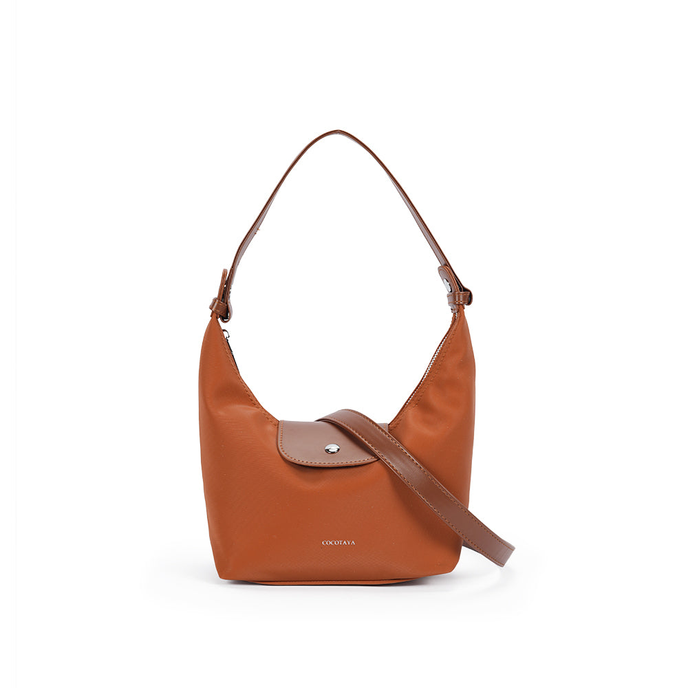 (COCOTAYA)Vintage leather underarm bag with delicate zipper and magnetic closure.